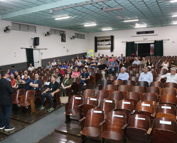 Palestra com Fbio Reis encerra semana de formao para docentes da Univs